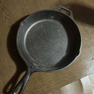 Lodge 10” iron skillet/pan